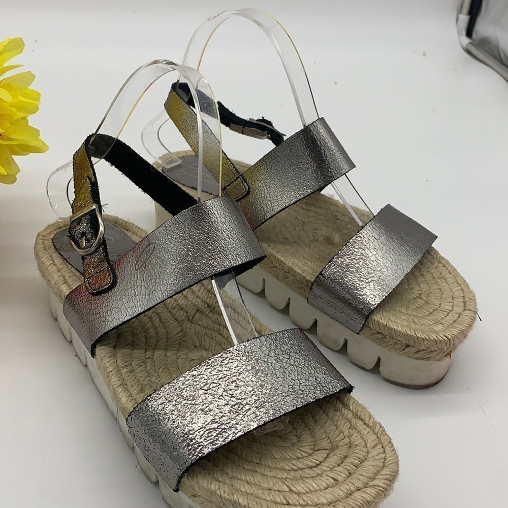 Penelope Collection Spain Silver Platform sandal 9. MCS0709B